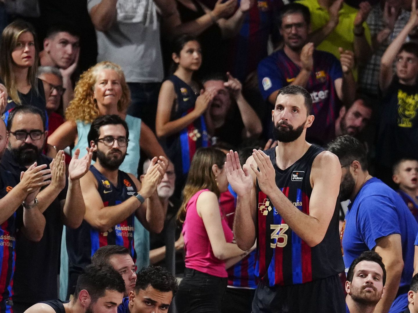 Mirotić, que no seguirá en el Barça, fue ovacionado por la afición (EFE/Enric Fontcuberta)