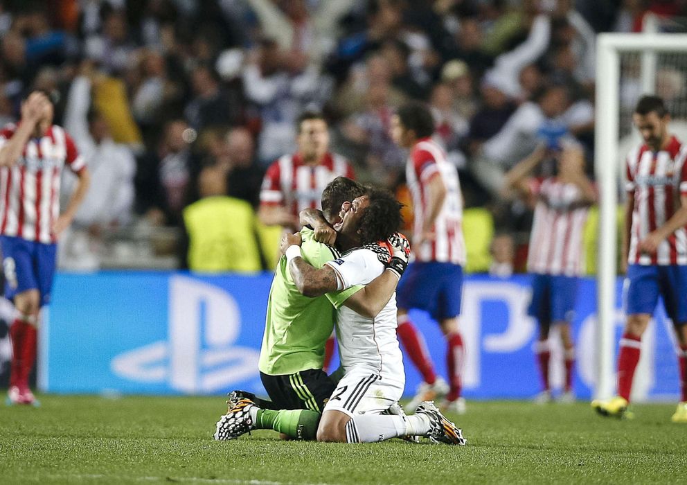 Foto: Casillas y Marcelo celebran el gol de Sergio Ramos ante la mirada perdida de los jugadores atléticos.