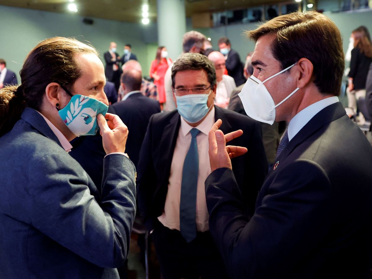 Foto: El vicepresidente del Gobierno, Pablo Iglesias (i) conversa con el presidente del BBVA, Carlos Torres (i), el pasado lunes en el arranque del curso político. (EFE)