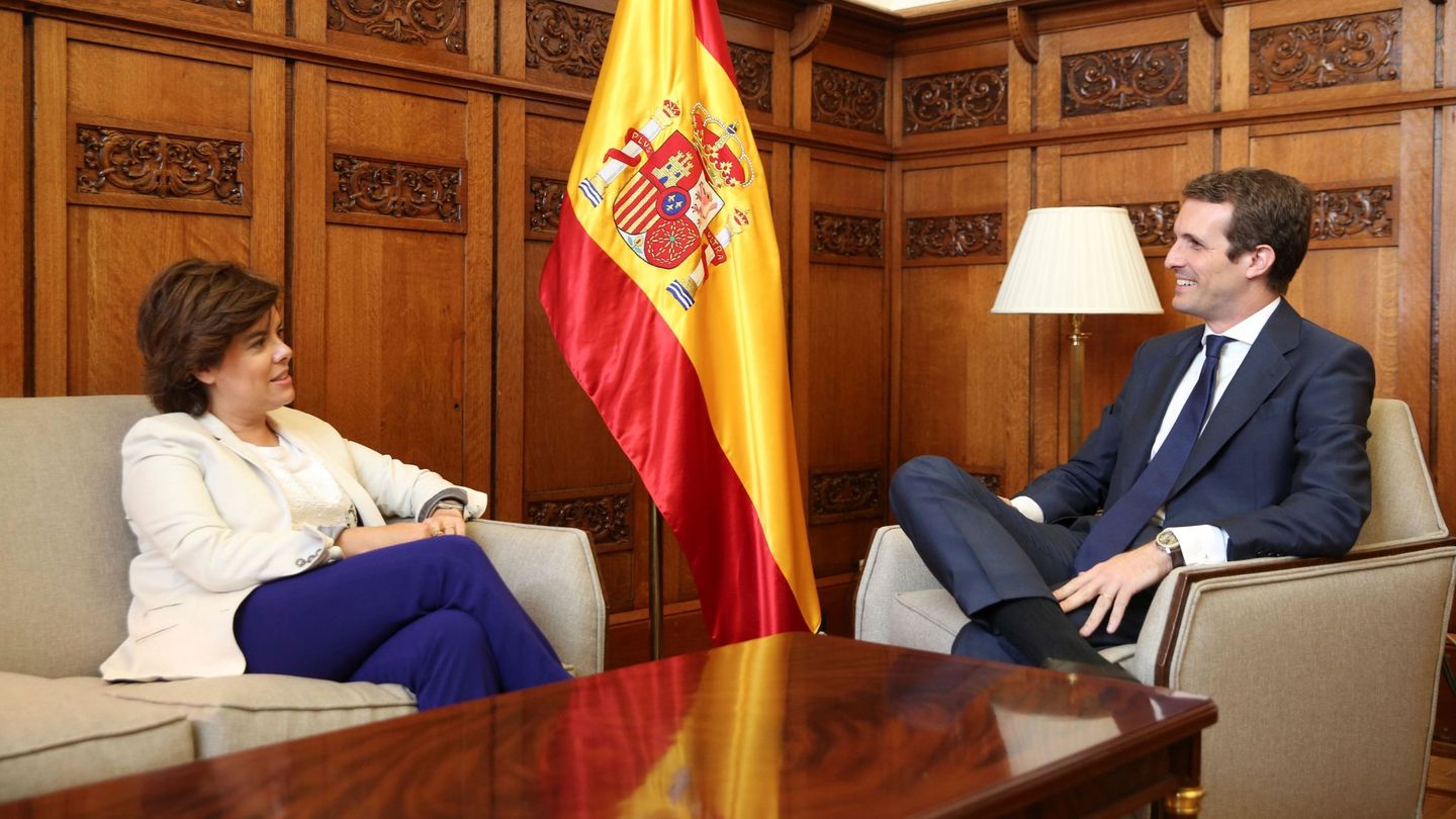 El presidente del Partido Popular, Pablo Casado, y la exvicepresidenta del Gobierno Soraya Sáez de Santamaría. (EFE)