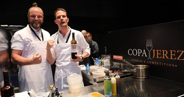 Foto: Chef y sumiller del restaurante danés Clou, flamantes ganadores.