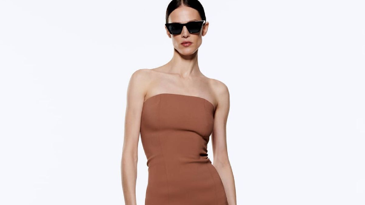 Marrón, bustier y de tendencia: Zara y el vestido imprescindible del mes