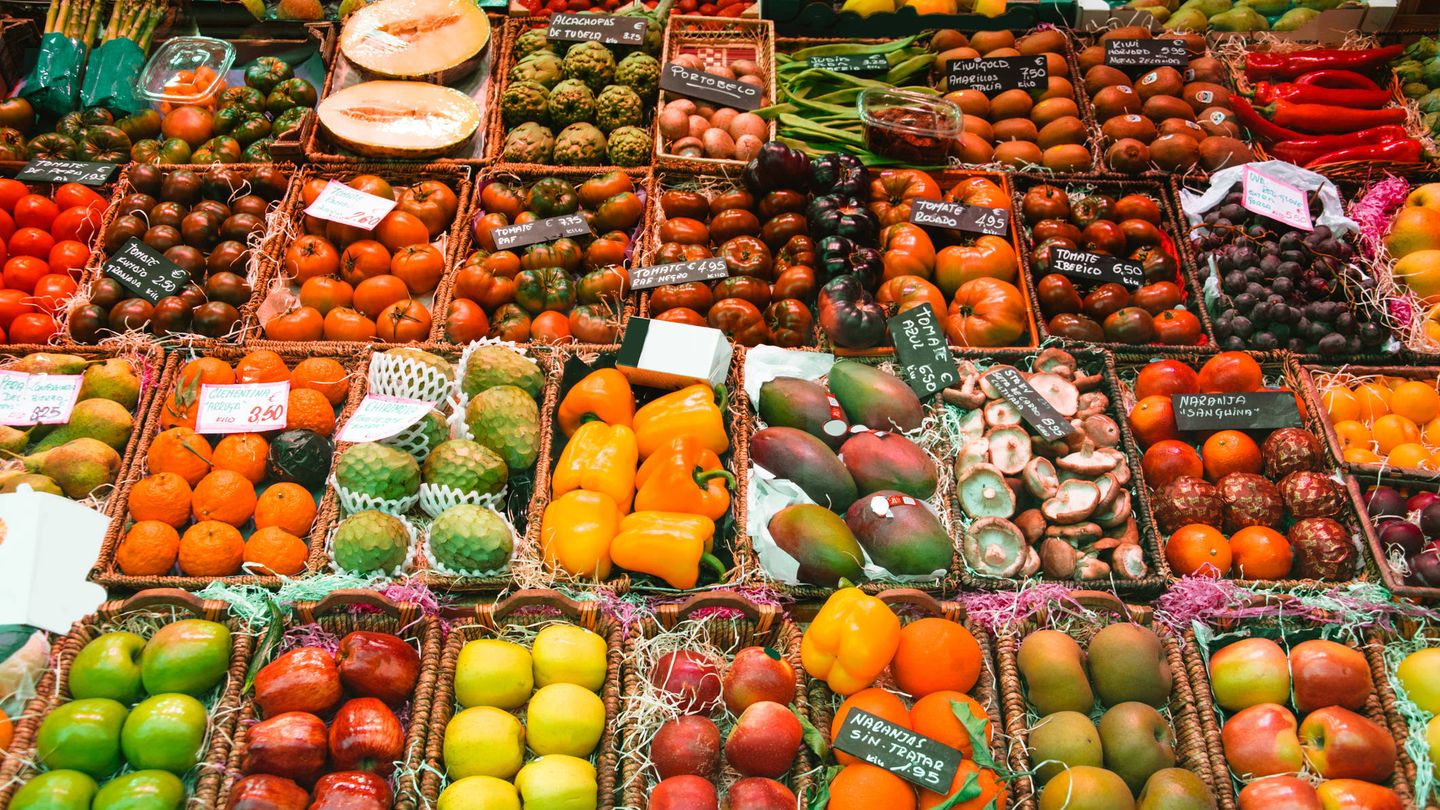 Frutas y verduras en un mercado. (iStock)