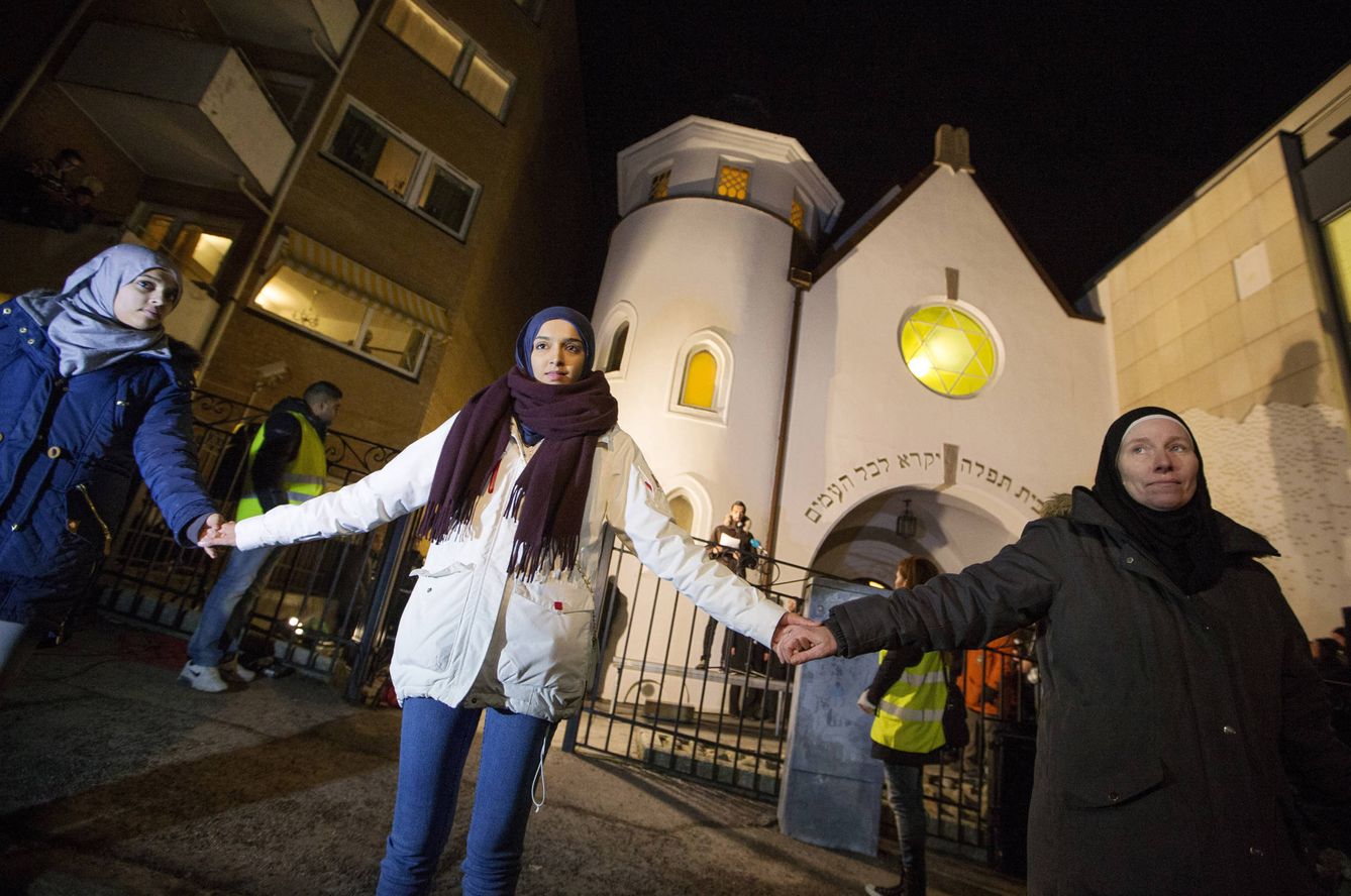 Mujeres musulmanas forman un círculo de protección en una sinagoga en Oslo, el 21 de febrero de 2015. (Reuters) 