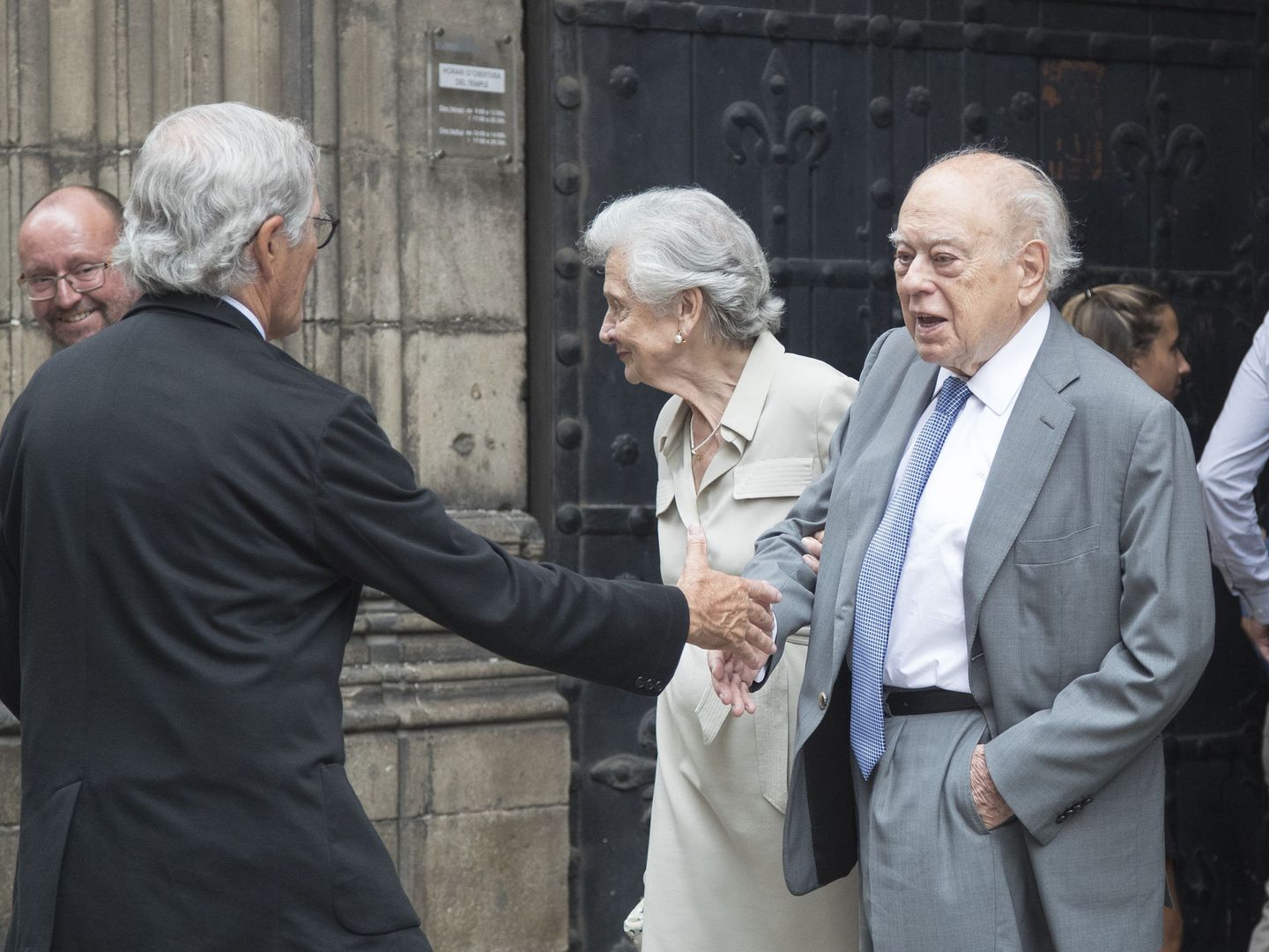 El expresidente de la Generalitat, Jordi Pujol, acompañado de su esposa, Marta Ferrusola, saluda a Xavier Trias. (EFE)