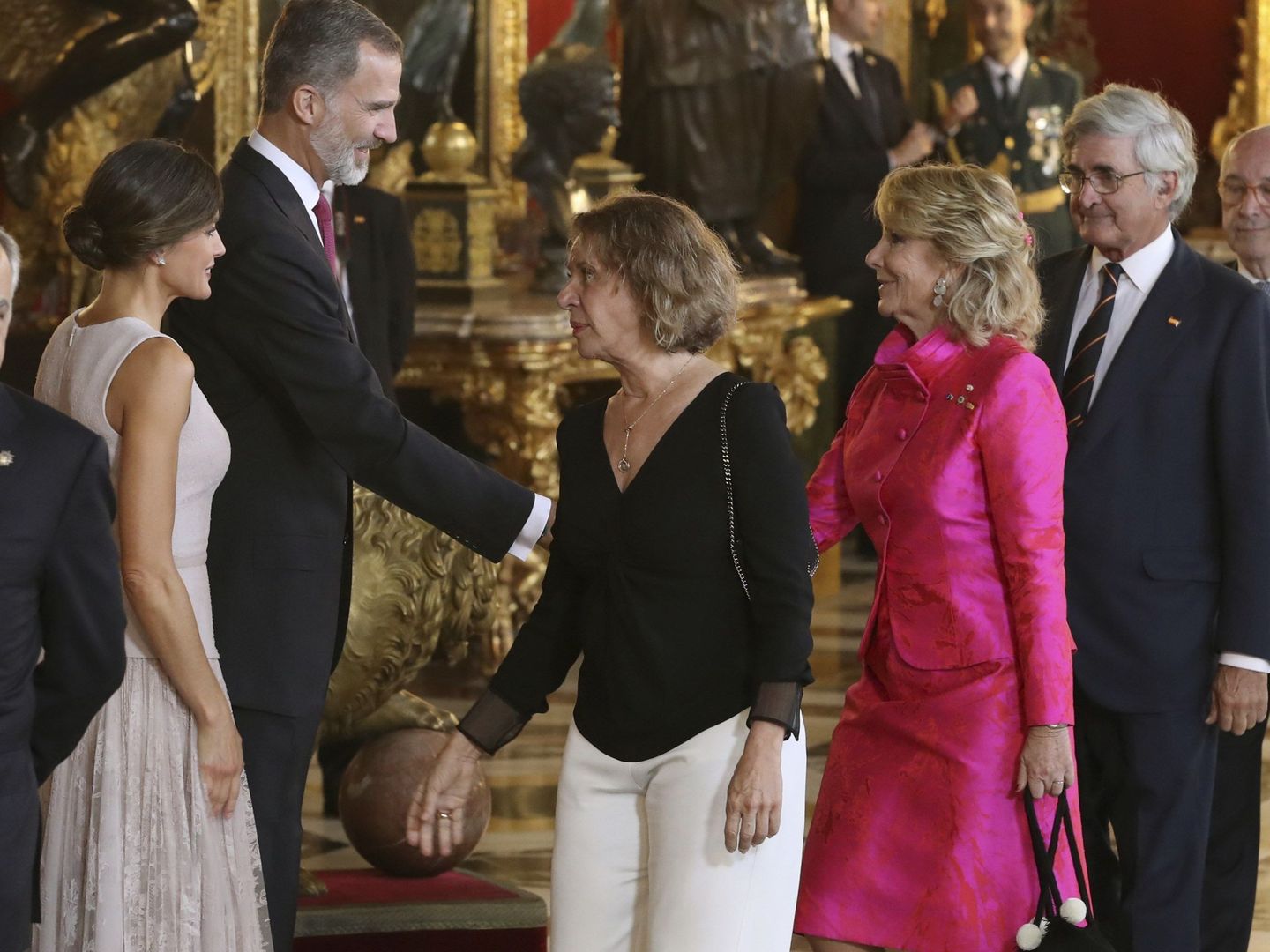 Los Reyes saludan a Esperanza Aguirre y a su marido Fernando durante una recepción. (EFE)