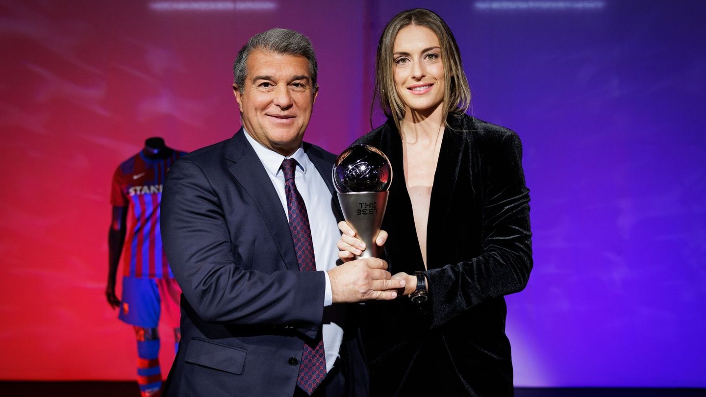 La española Alexia Putellas posa con el trofeo The Best de la FIFA a la mejor jugadora de 2021 junto Joan Laporta. (EFE/FC Barcelona).