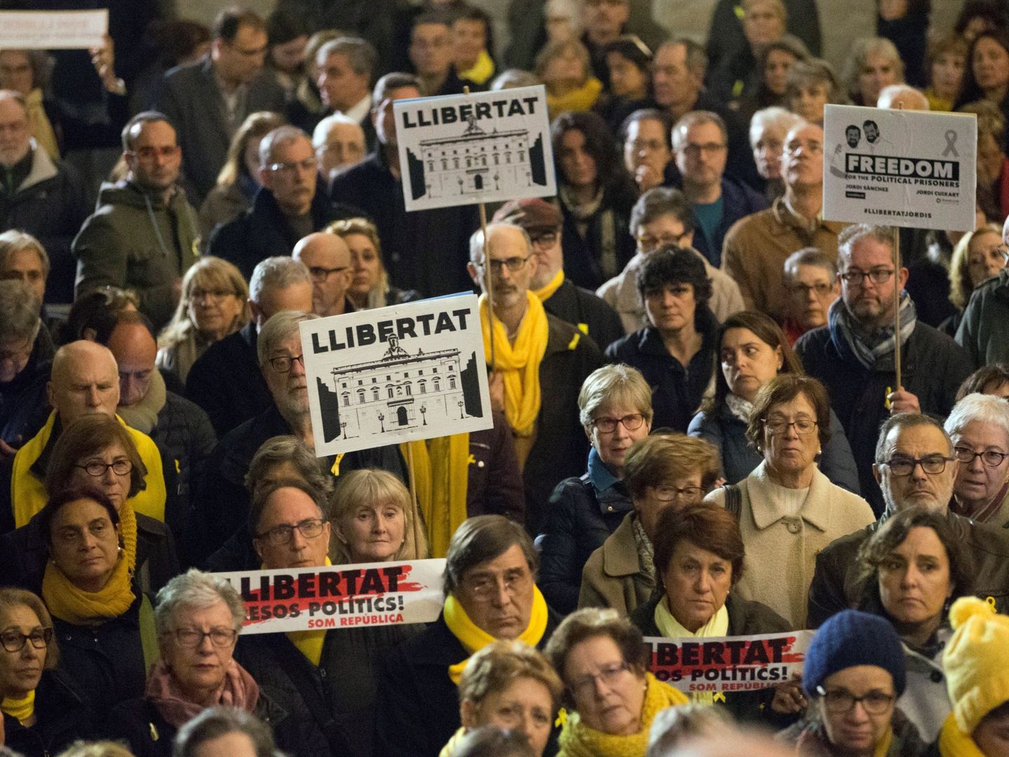 Concentración en Barcelona por la libertad de los presos soberanistas Jordi Sánchez y Jordi Cuixart. (EFE)