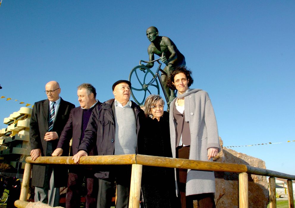 Foto: Tonina Pantani (segunda por la derecha), junto a su marido Paolo y familiares, ante la estatua de su hijo Marco (Imago).