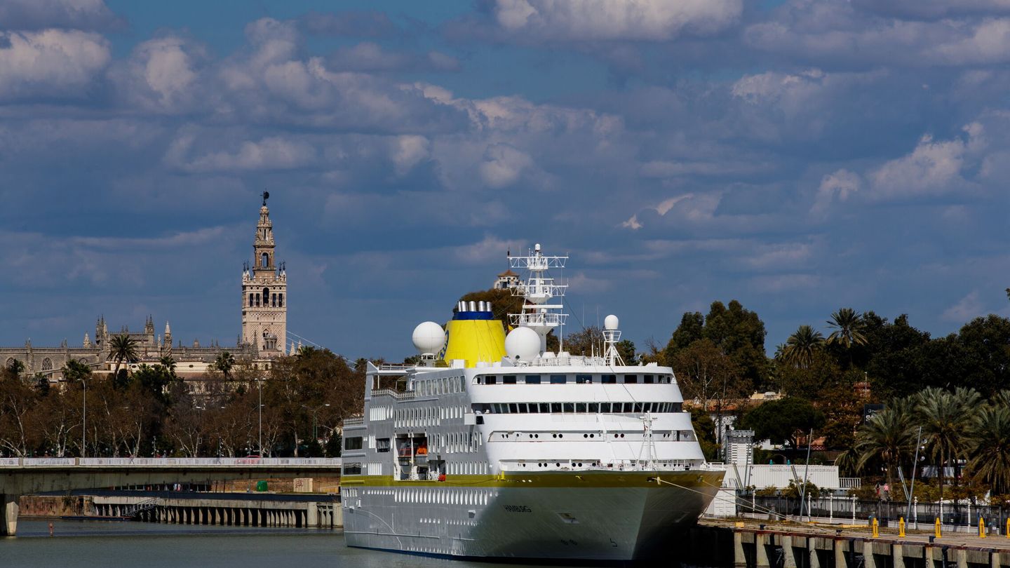 El crucero Hamburg fue el primero que recibió Sevilla este 2022. (EFE/Julio Muñoz)