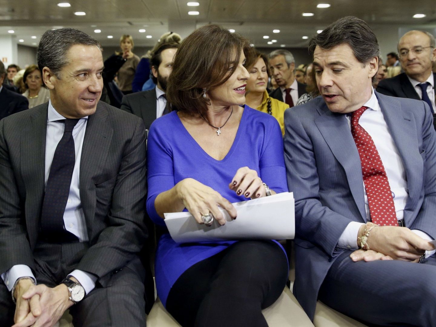Eduardo Zaplana e Ignacio González, en 2013, escoltando en un acto a la entonces alcaldesa de Madrid, Ana Botella. (EFE)
