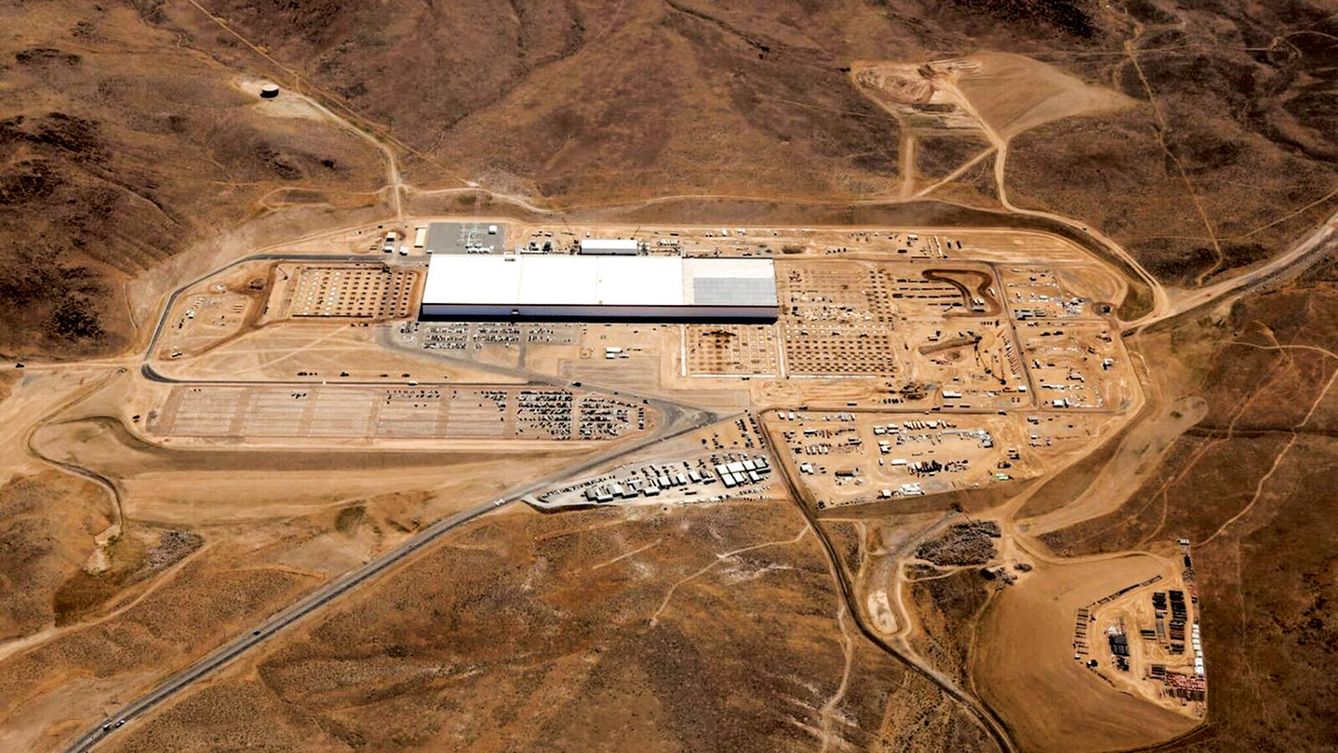 Imagen aérea de la gigafábrica de baterías de iones de litio que Tesla construye en Nevada y que tiene previsto comenzar su producción el año que viene. Según la propia compañía, su plan es que hacia 2018, cuando alcance su plena capacidad, fabrique más baterías que las se produjeron en 2013 en todo el mundo. 