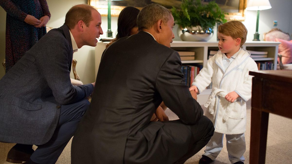 El príncipe George les roba el protagonismo a sus padres y a los Obama en Kesington