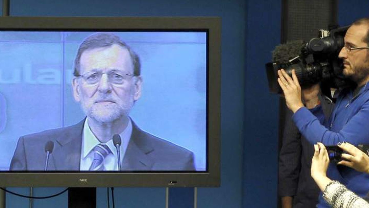 Los periodistas siguen un discurso de Rajoy desde la sala de prensa (Efe).