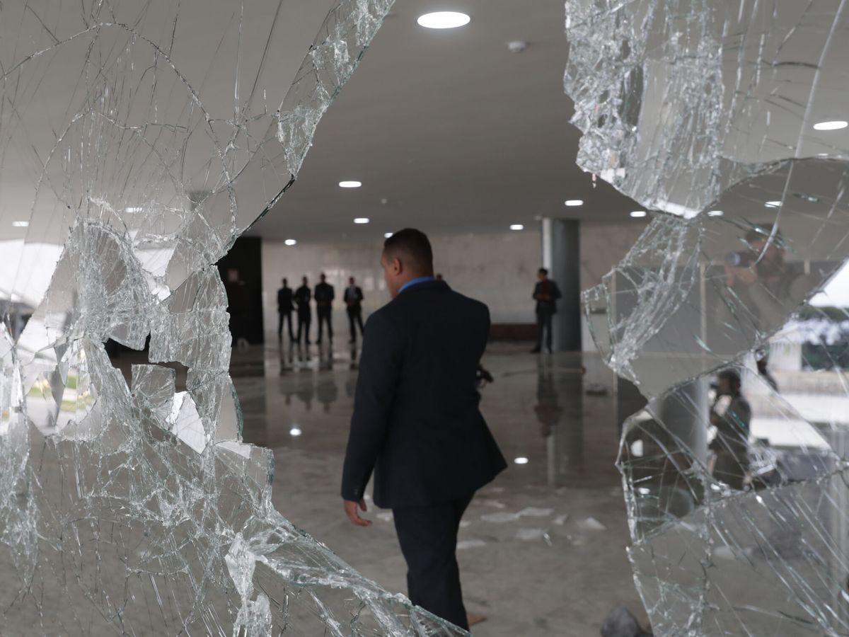 Foto: Los destrozos en el Palacio de Planalto de Brasil, tras el asalto de los manifestantes bolsonaristas. (EFE/André Coelho)