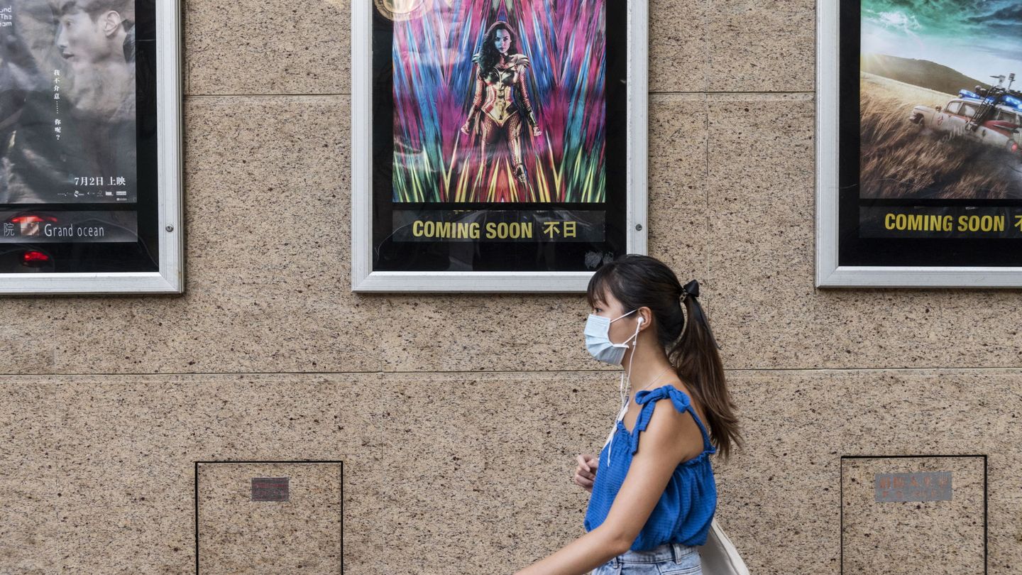 Una mujer pasea frente a un cine cerrado en Tsim Sha Tsui, Hong Kong. (EPA)