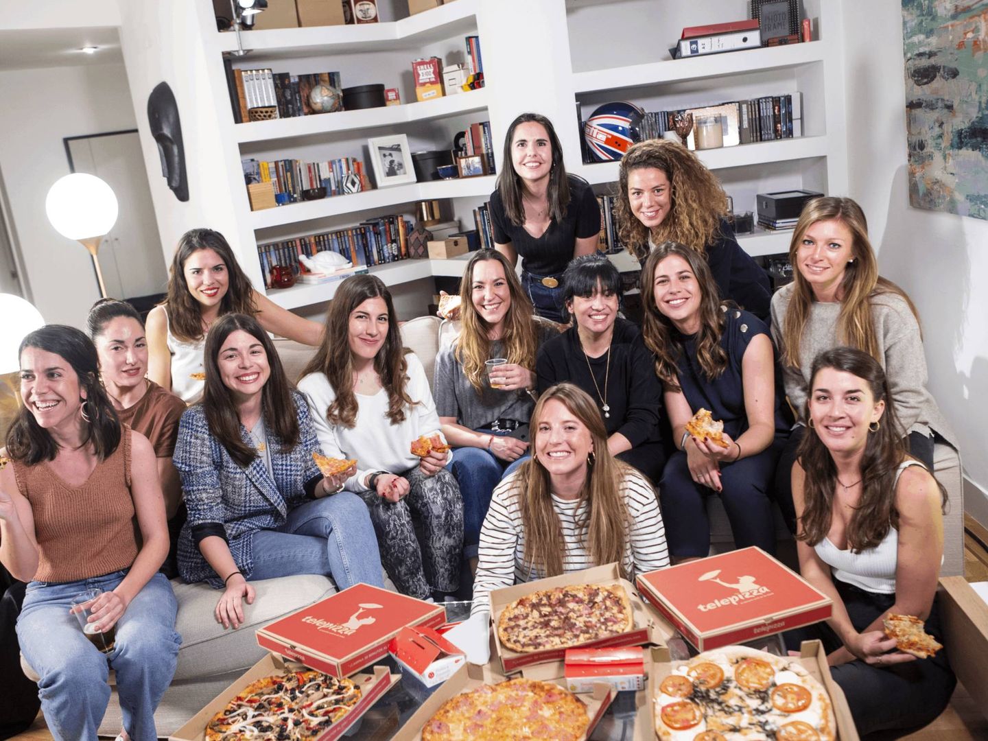 Paula y sus amigas disfrutando en casa del monólogo de Ernesto Sevilla. (Telepizza)