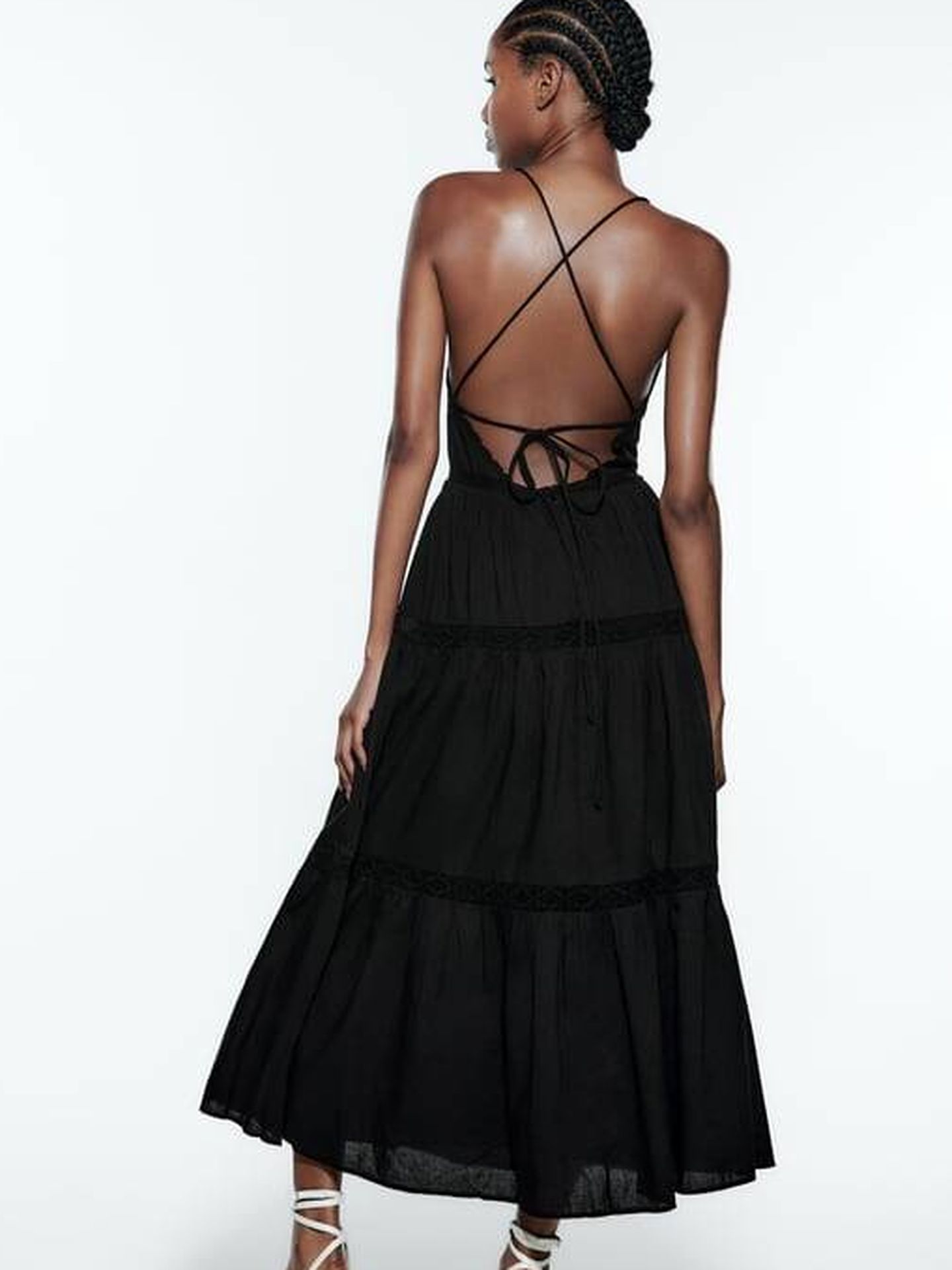 La última novedad de Zara: un vestido midi en negro imprescindible. (Cortesía)