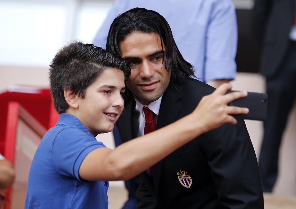 Foto: Radamel Falcao se hace una foto con un niño (Reuters)