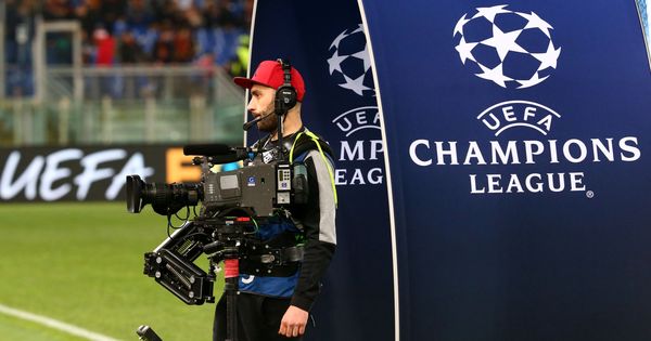 Foto: Un cámara, en un partido de la Champions League. (Reuters)