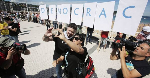 Foto: Rufián se hace un selfi con una fan antes de participar en la cadena humana soberanista en San Sebastián. (EFE)