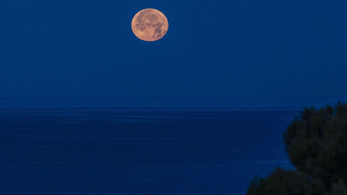 La superluna de junio, también llamada Luna de Fresa, sobre el mar Mediterráneo en Palma de Mallorca. (EFE)