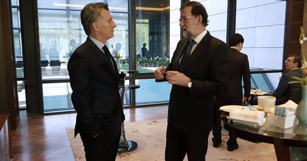 Foto: Fotografía facilitada por la Casa Rosada del presidente argentino, Mauricio Macri (i), y el presidente del Gobierno español, Mariano Rajoy (d) el pasado mayo. (EFE)