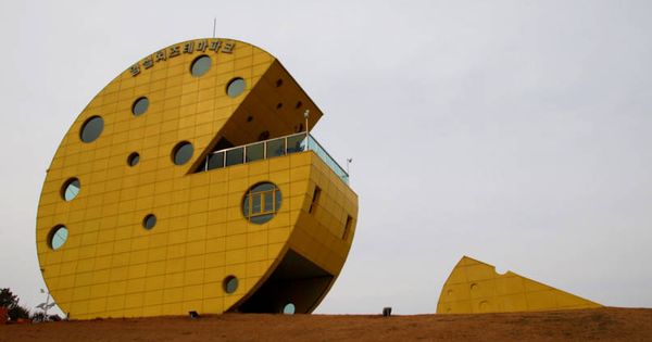 Foto: Un edificio con forma de queso sirve de mirador de la pradera (Foto: Ismil Cheese Park)