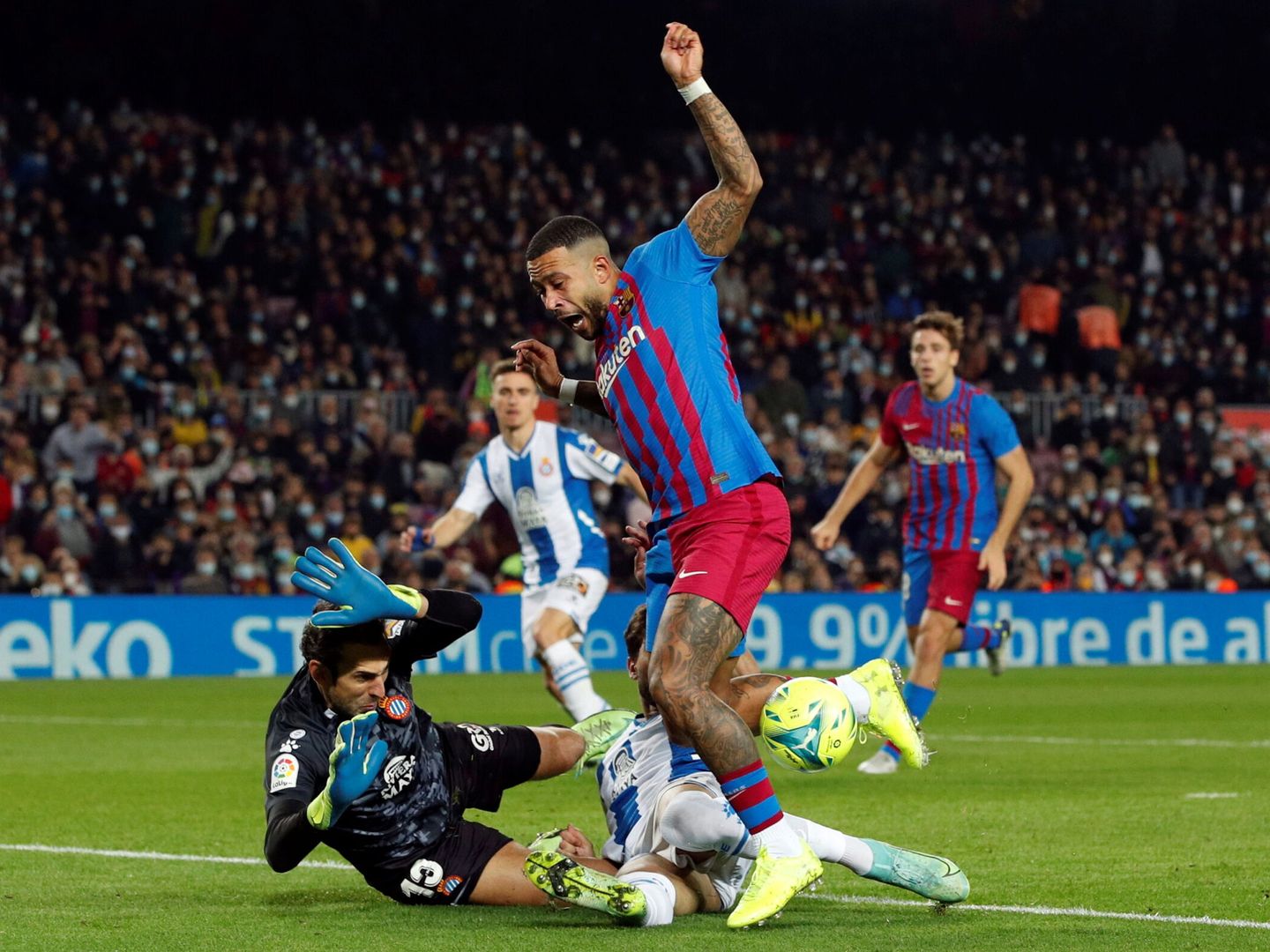 Memphis, en la jugada del penalti pitado a favor del Barcelona. (Reuters/Albert Gea)
