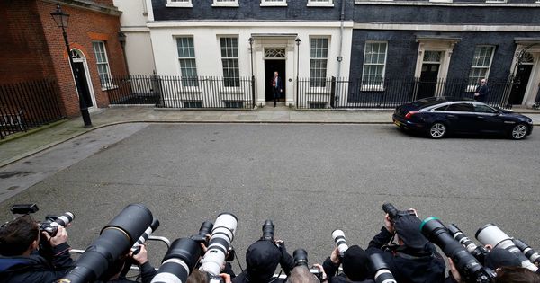 Foto: El 'chancellor' Hammond sale de Downing Street, en Londres. (Reuters)