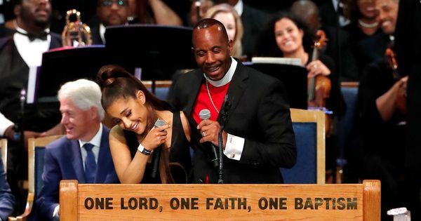 Foto: Ariana Grande junto al pastor Charles Ellis. (Reuters)