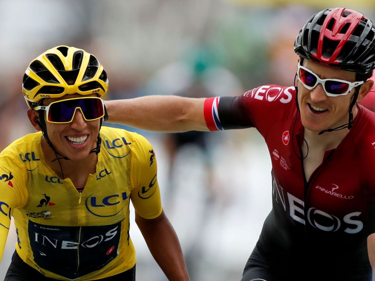 Foto: Geratin Thomas felicita a Egan Bernal tras la conquista de su primer Tour de Francia. (Reuters)