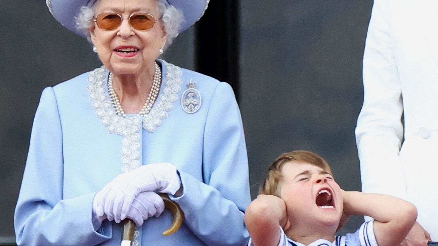 El príncipe Louis, haciendo muecas en el balcón de Buckingham. (Reuters/Hannah McKay)