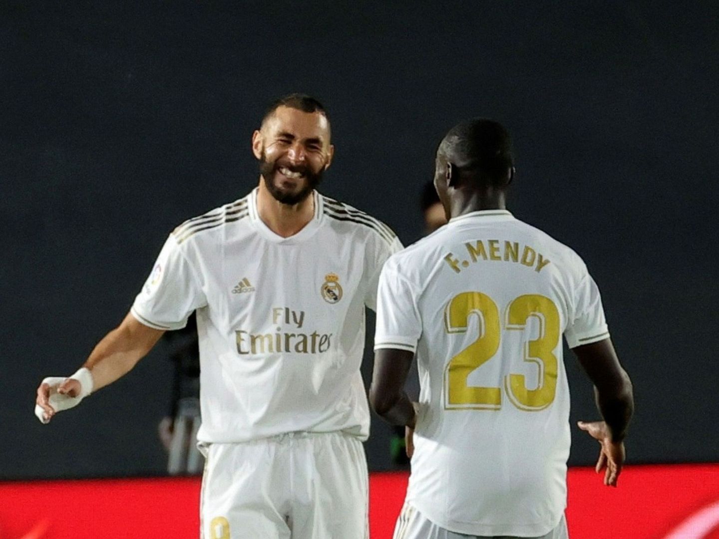Benzema celebra un gol con Mendy. (Efe)