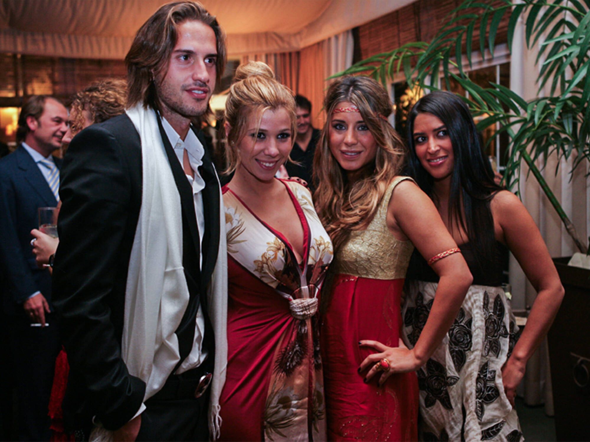Varios invitados, entre ellos Natalia y Elena Tablada, en la boda de Silvia Casas y Manu Tenorio. (Bibiana Fierro)