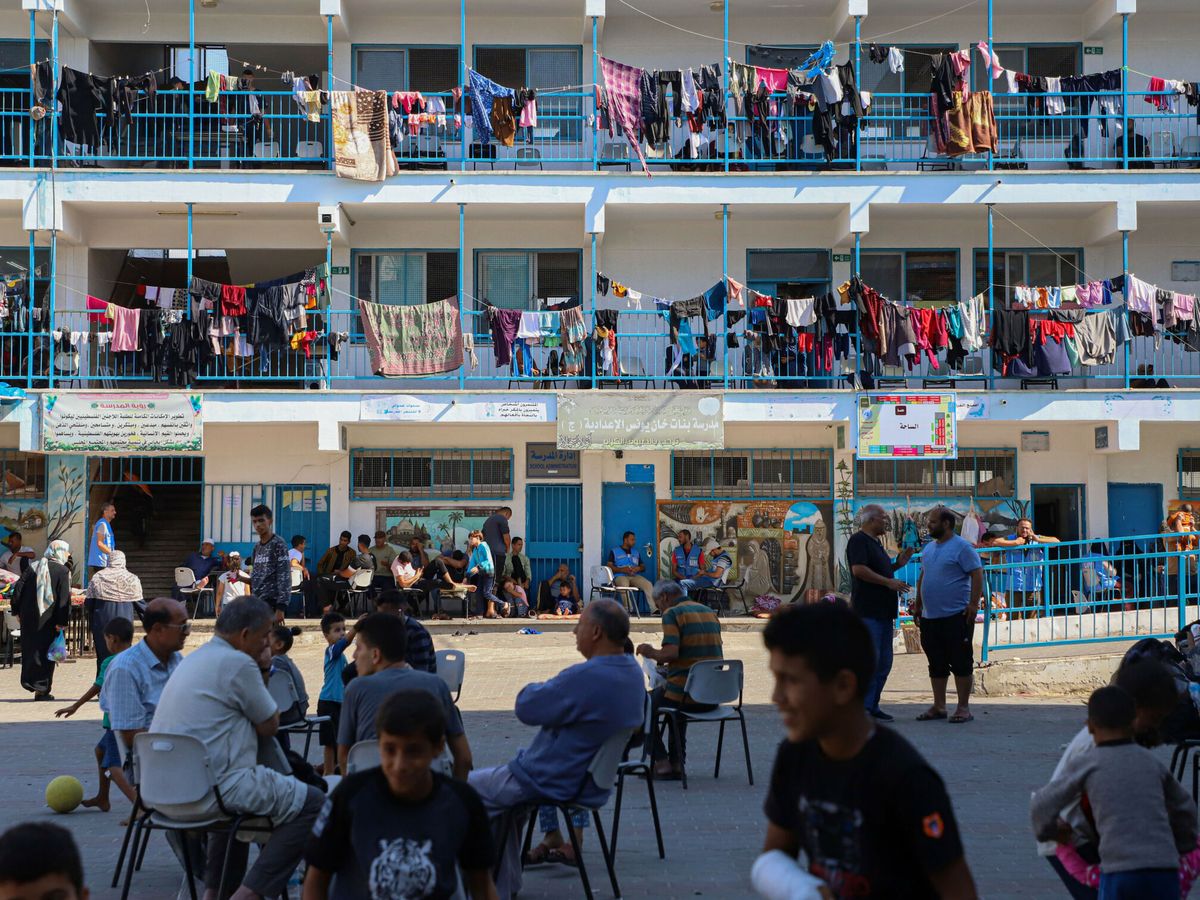 Foto: Palestinos refugiados en una escuela en Khan Younis, al sur de Gaza. (Europa Press)