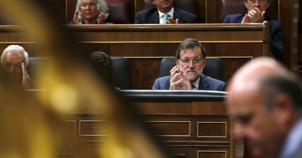 Foto: Mariano Rajoy aplaude un discurso de Guindos en el Congreso (Reuters)