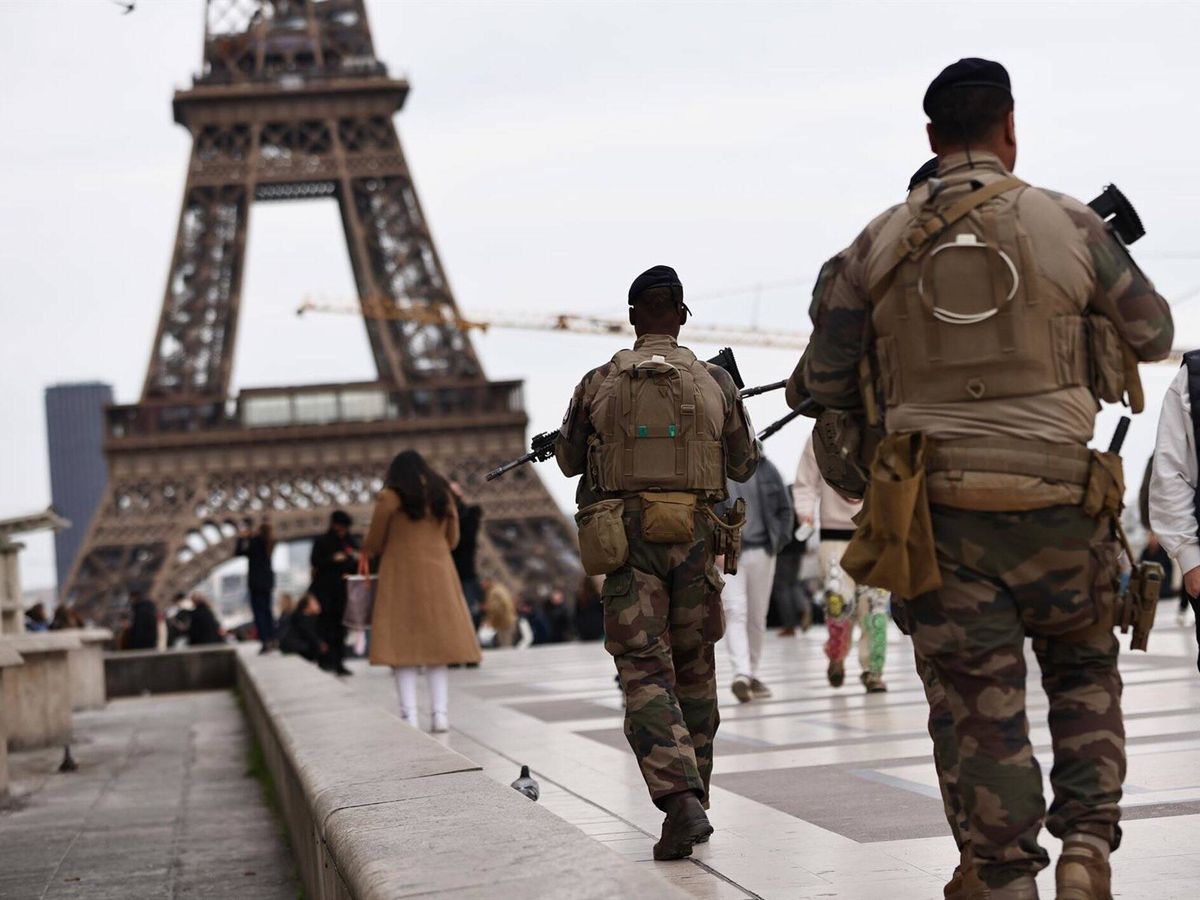 Foto: Foto de archivo de militares franceses frente a la Torre Eiffel. (Europa Press)