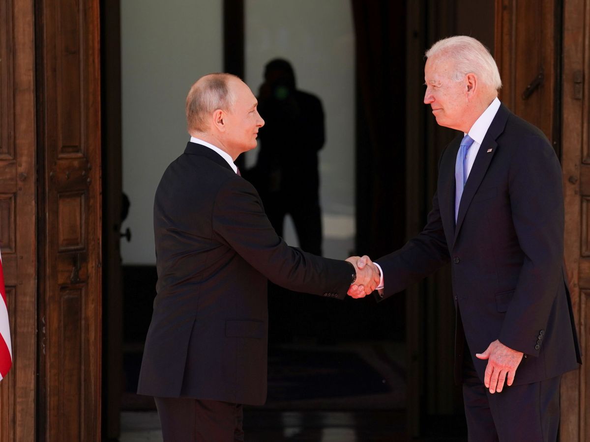 Foto: Vladimir Putin (izq.) y Joe Biden se dan la mano. (Reuters)