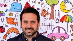 Álvaro Bilbao, psicólogo: “La mejor estrategia para que nuestros hijos nos cuenten cosas al salir del colegio es que les contemos nosotros sobre nuestro trabajo”