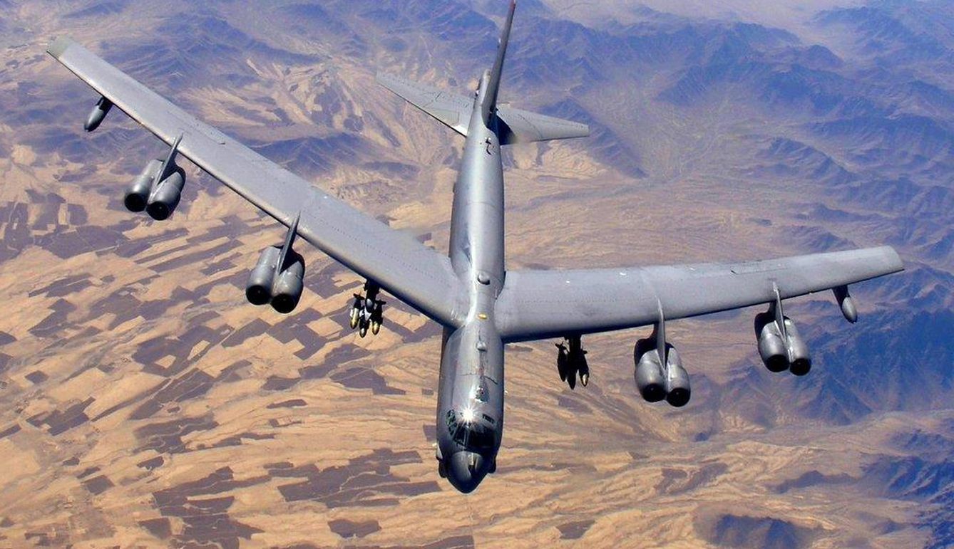 El bombardero B-52 de Estados Unidos, en pleno vuelo. (EC)