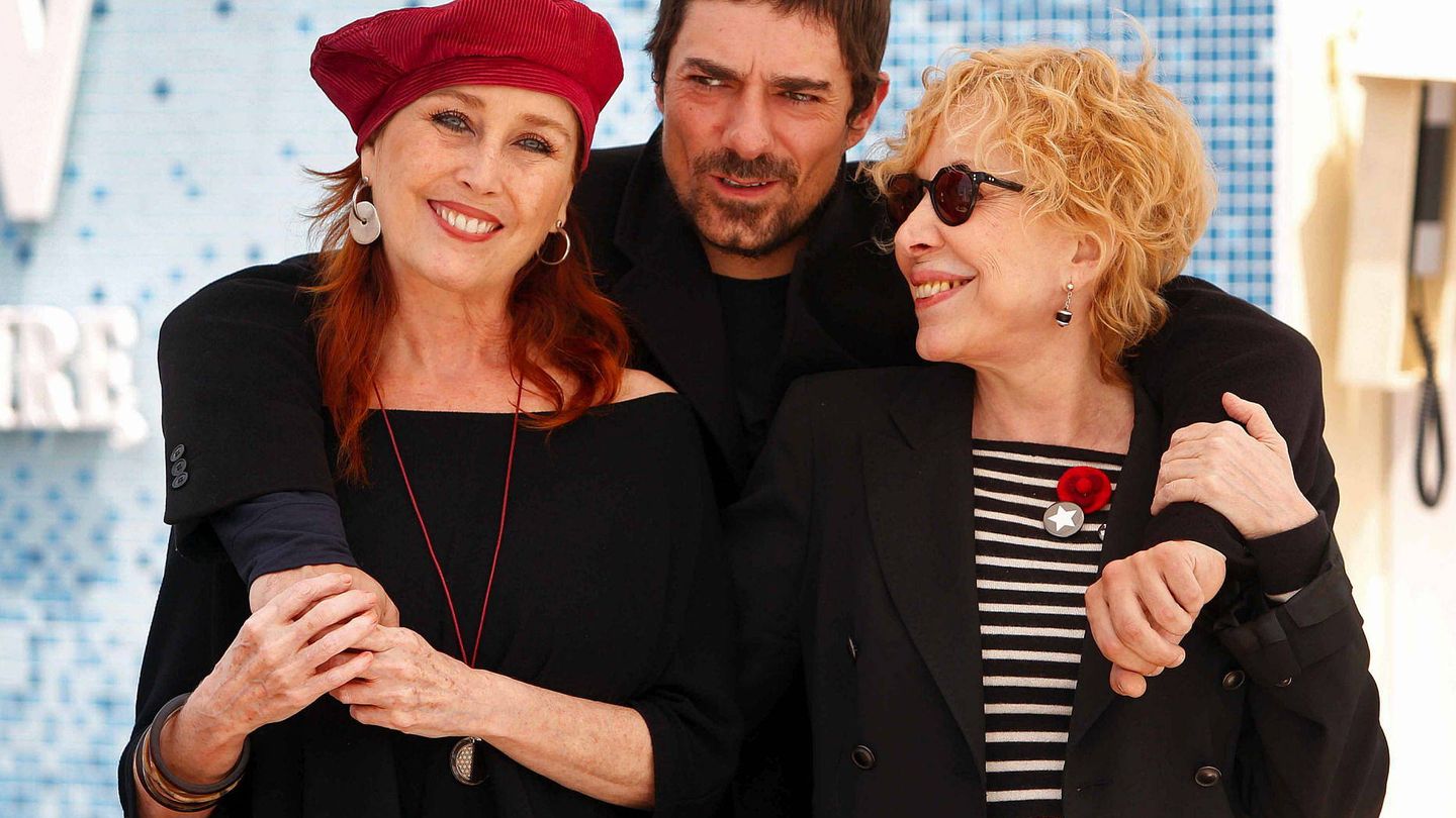 Rosa Maria Sardà y Verónica Forqué, con Pol Mainat, director de la serie 'Dues dones divines' (Dos mujeres divinas). (EFE)