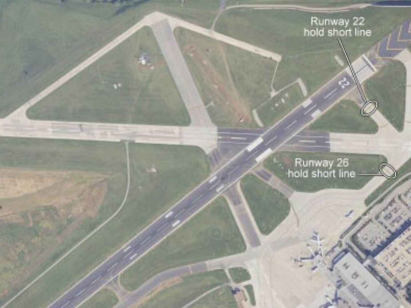 Imagen aérea incorporada al informe oficial que marca la disposición de las pistas del aeropuerto Blue Grass.