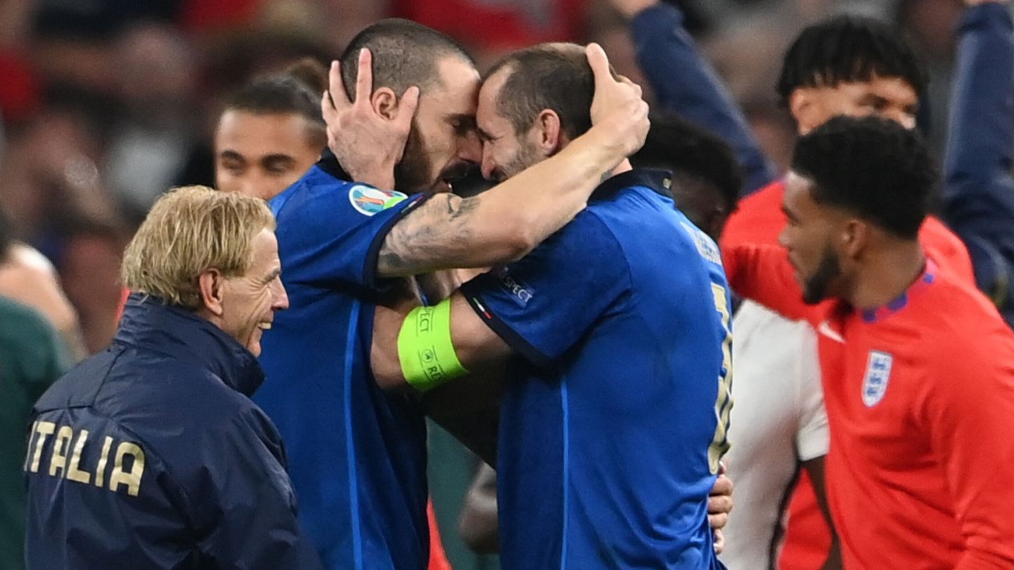 Bonucci y Chiellini celebran el triunfo en la Eurocopa. (EFE)