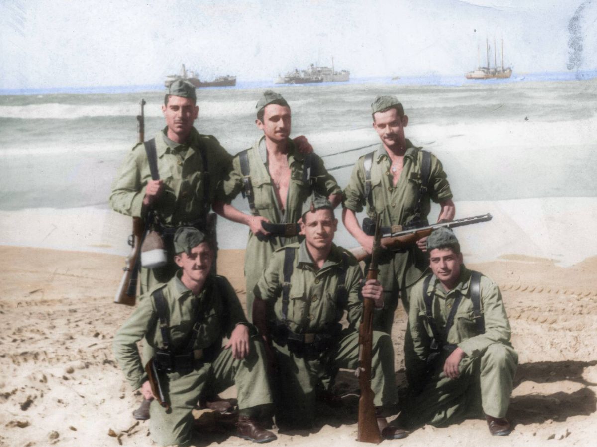 Foto: Soldados españoles tras el desembarco de Sidi Ifni (Cassowary Colorizations-CC)