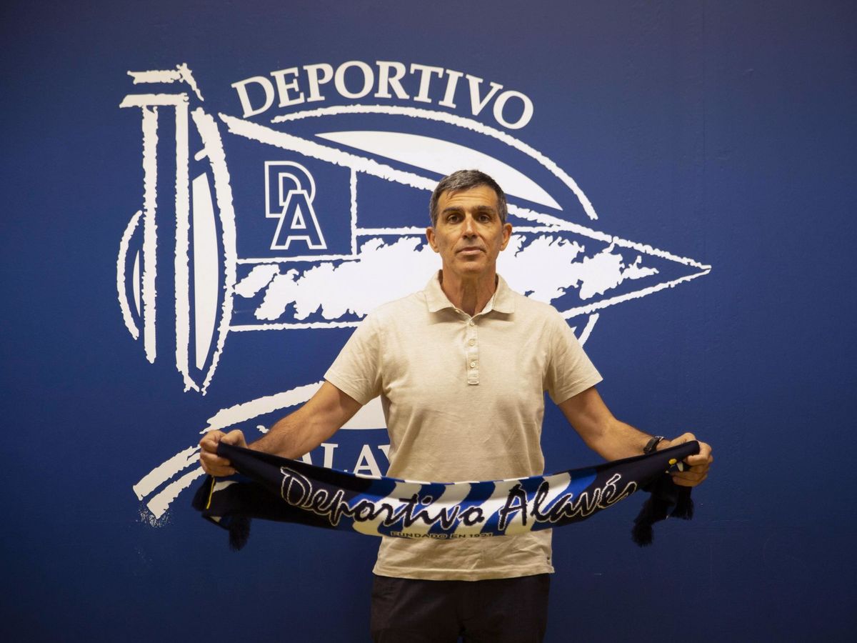 Foto: Juan Ramón López Muñiz, en su presentación como nuevo entrenador del Deportivo Alavés. (Efe)