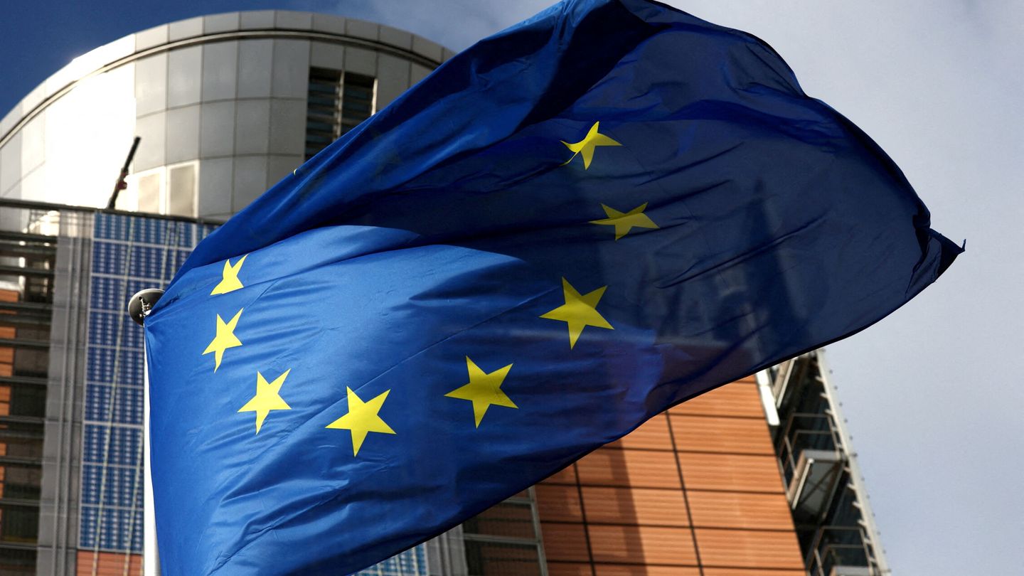 Bandera de la UE frente a la sede de la Comisión Europea en Bruselas. (Reuters)