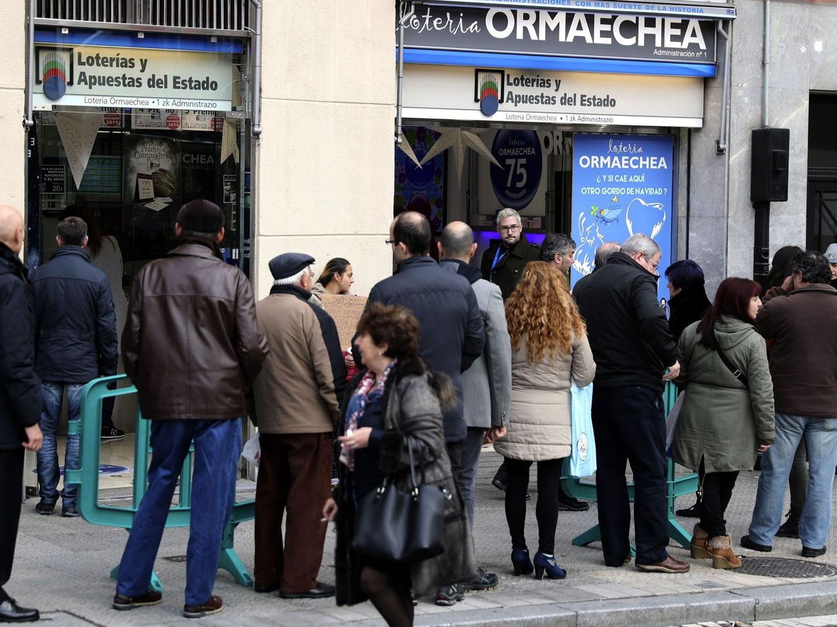 Foto: Colas en la administración de Lotería Ormaechea en la capital vizcaína. (EFE/Luis Tejido)