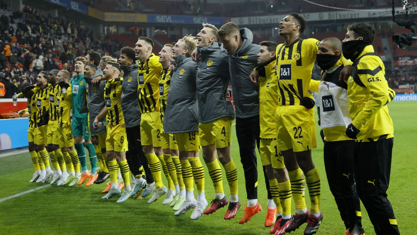 Los jugadores del Borussia Dortmund celebran una victoria con el público. (EFE/Yoan Valat)
