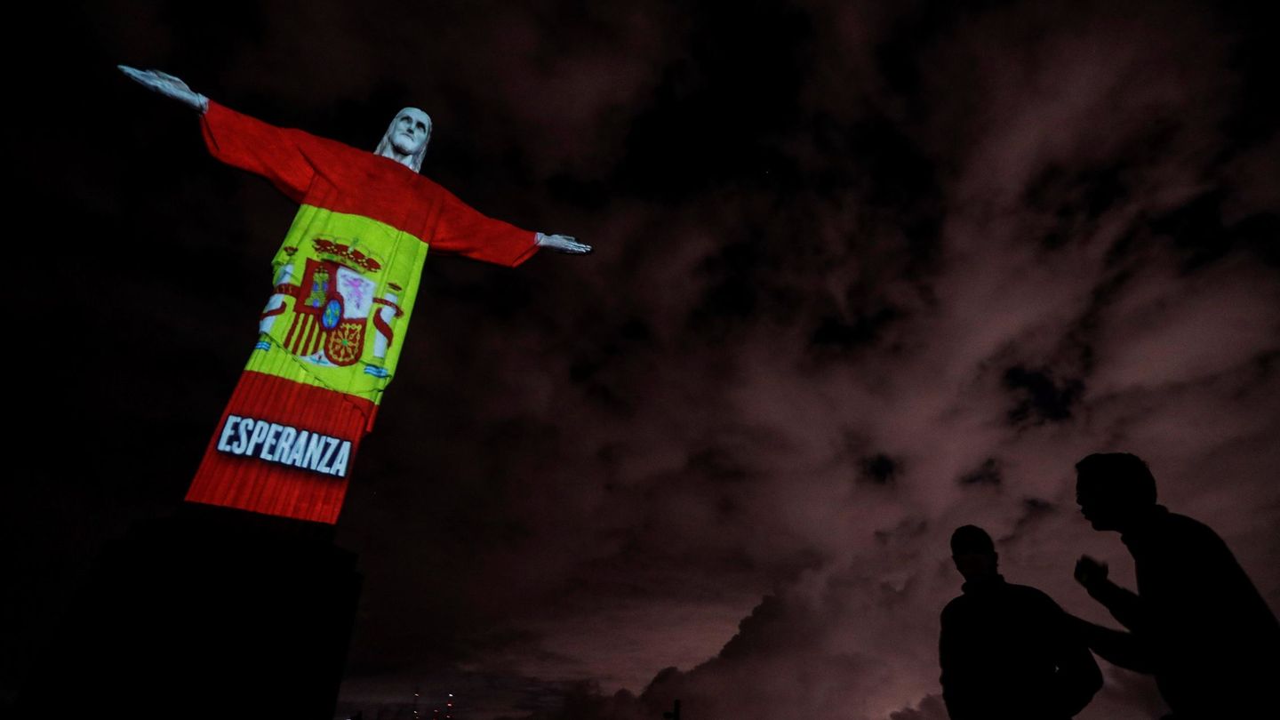 La bandera de España se proyectó sobre la estatua del Cristo Redentor (EFE/Antonio Lacerda)